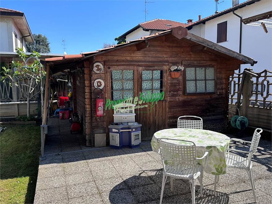 casetta in legno esterna
