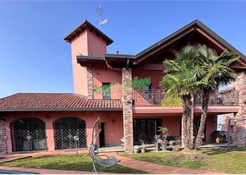 🏡 Villa Prestigiosa con Ascensore Interno e Piscina Privata 