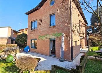 Villa d’autore con piscina interna, sauna, ascensore privato e giardino di 415 mq