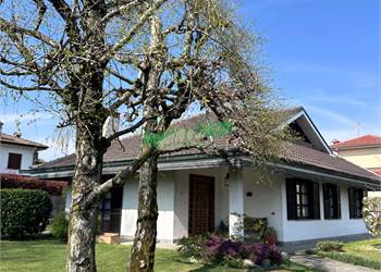 VILLA singola con ampio giardino piantumato